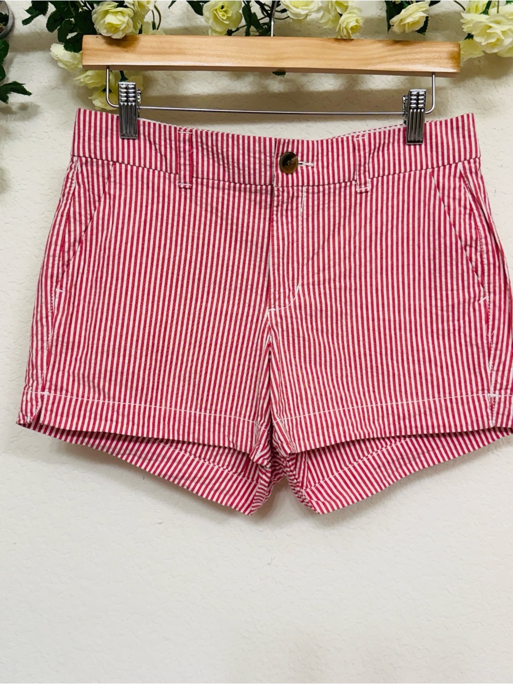 Old Navy • Red White Striped Everyday Mid-Rise Shorts Women’s Size 2